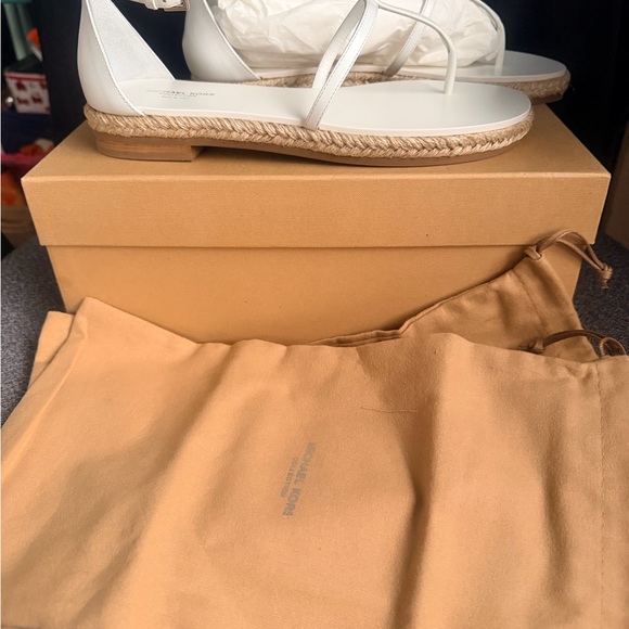 Michael Kors white leather Sandals with Elegant Straps - Picture 2 of 4